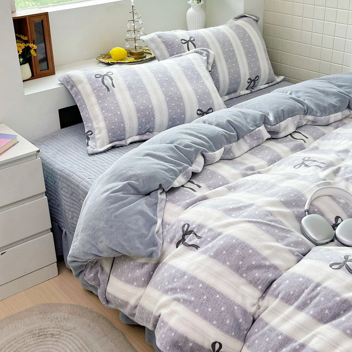 91家纺网 家纺一手货源 找家纺 恋尚羽家纺 2025新款印花牛奶绒大床裙床盖四件套 蝴蝶结灰