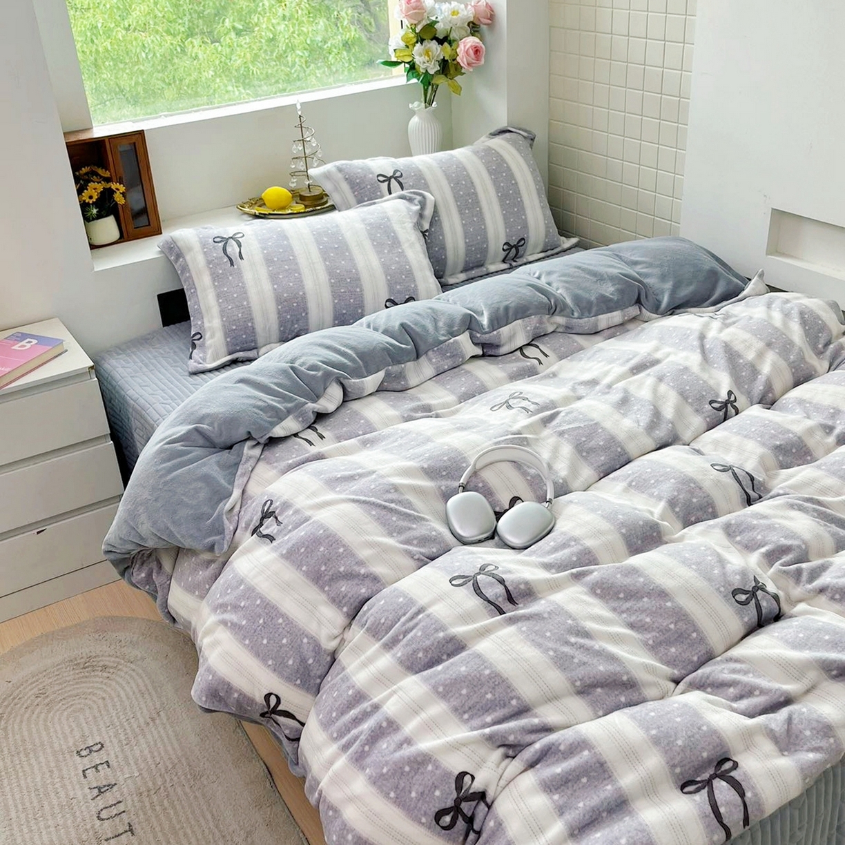 91家纺网 家纺一手货源 找家纺 恋尚羽家纺 2025新款印花牛奶绒大床裙床盖四件套 蝴蝶结灰