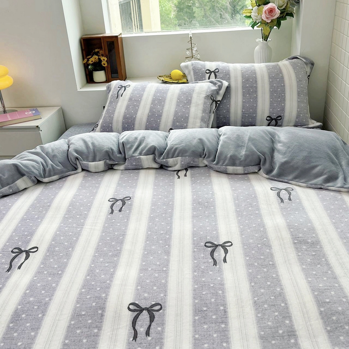 91家纺网 家纺一手货源 找家纺 恋尚羽家纺 2025新款印花牛奶绒大床裙床盖四件套 蝴蝶结灰