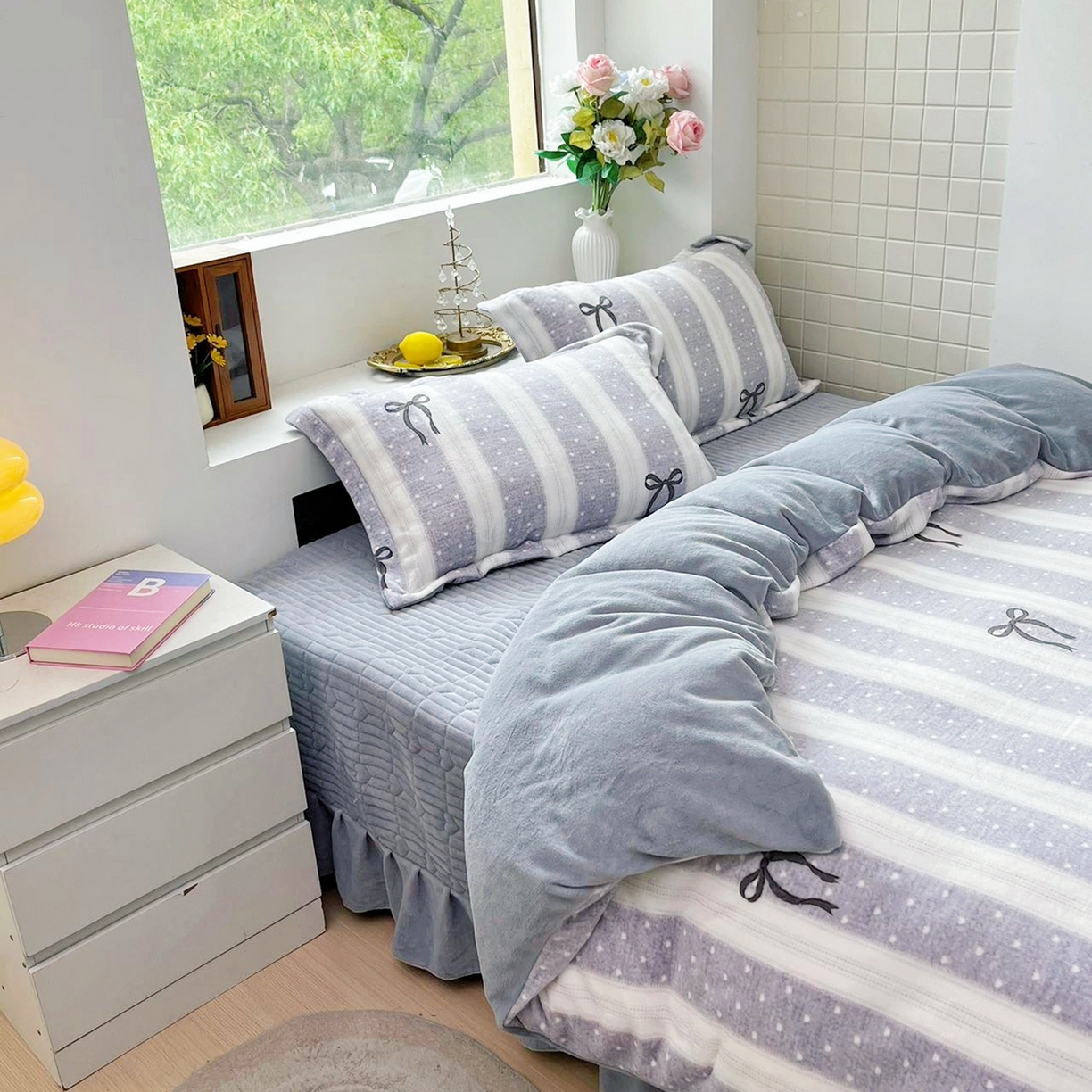 91家纺网 家纺一手货源 找家纺 恋尚羽家纺 2025新款印花牛奶绒大床裙床盖四件套 蝴蝶结灰