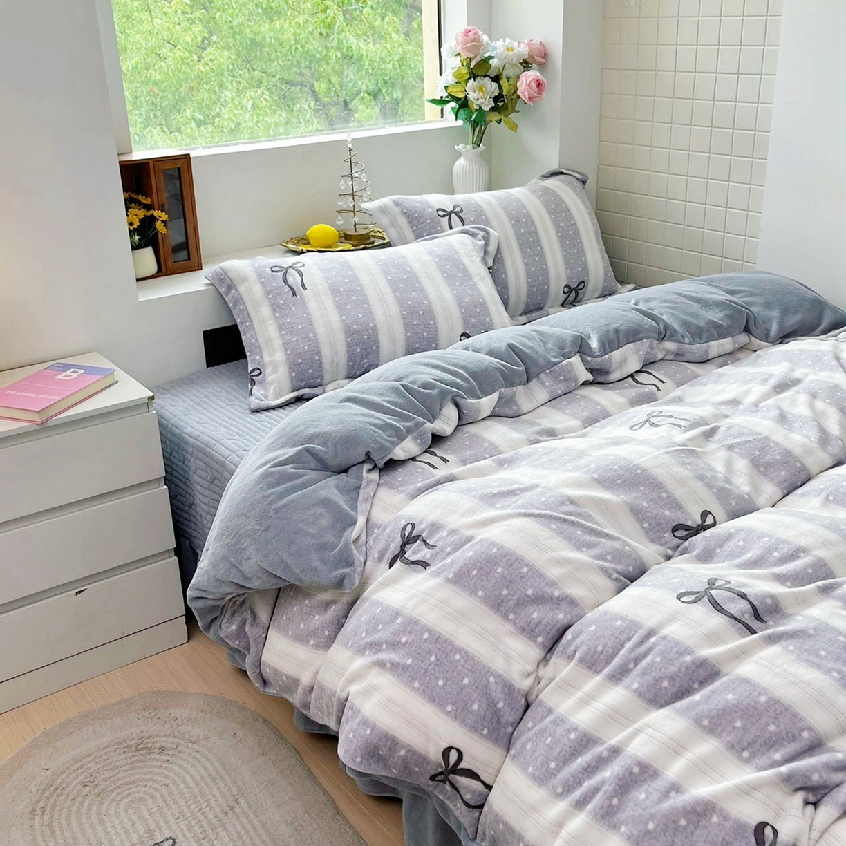 91家纺网 家纺一手货源 找家纺 恋尚羽家纺 2025新款印花牛奶绒大床裙床盖四件套 蝴蝶结灰