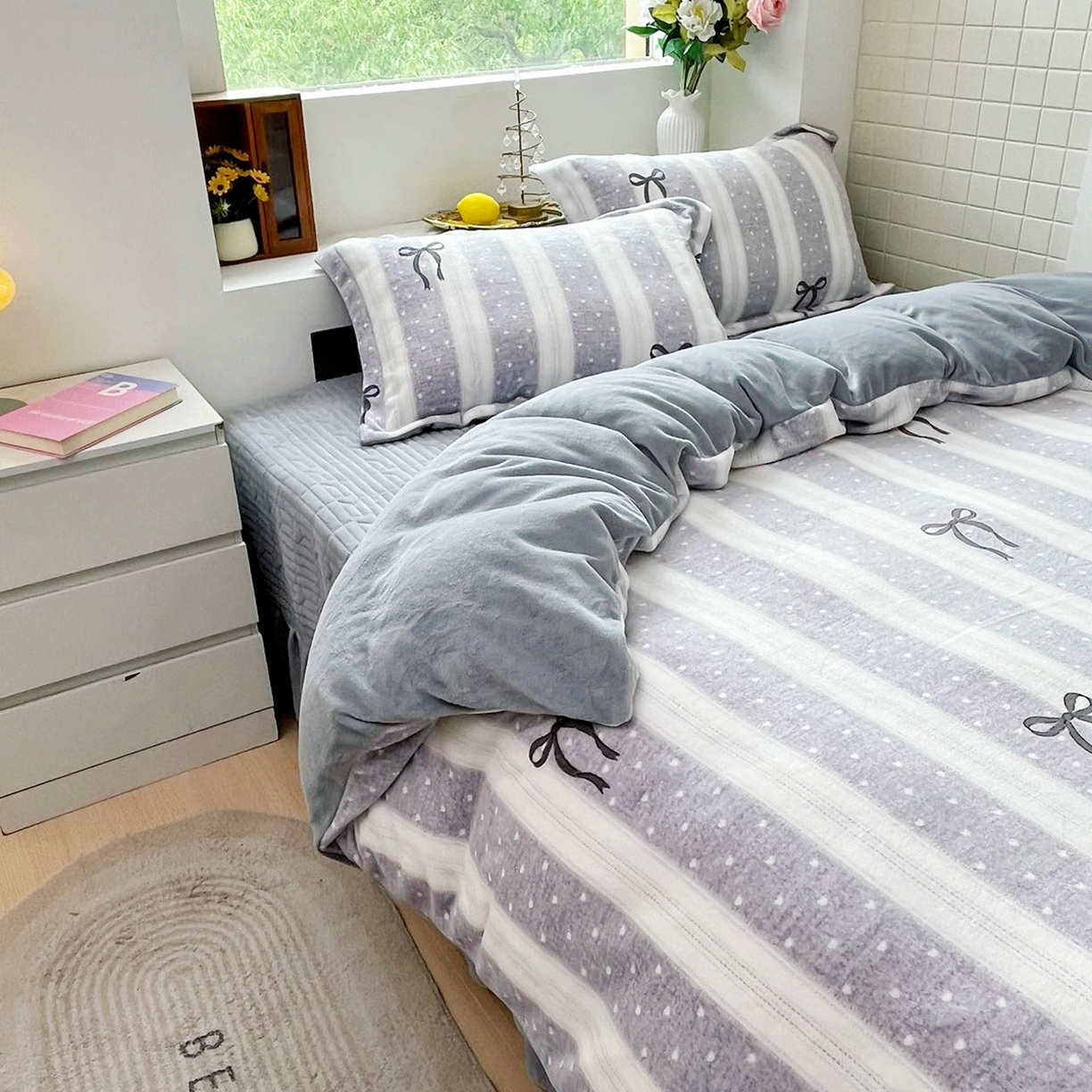 91家纺网 家纺一手货源 找家纺 恋尚羽家纺 2025新款印花牛奶绒大床裙床盖四件套 蝴蝶结灰