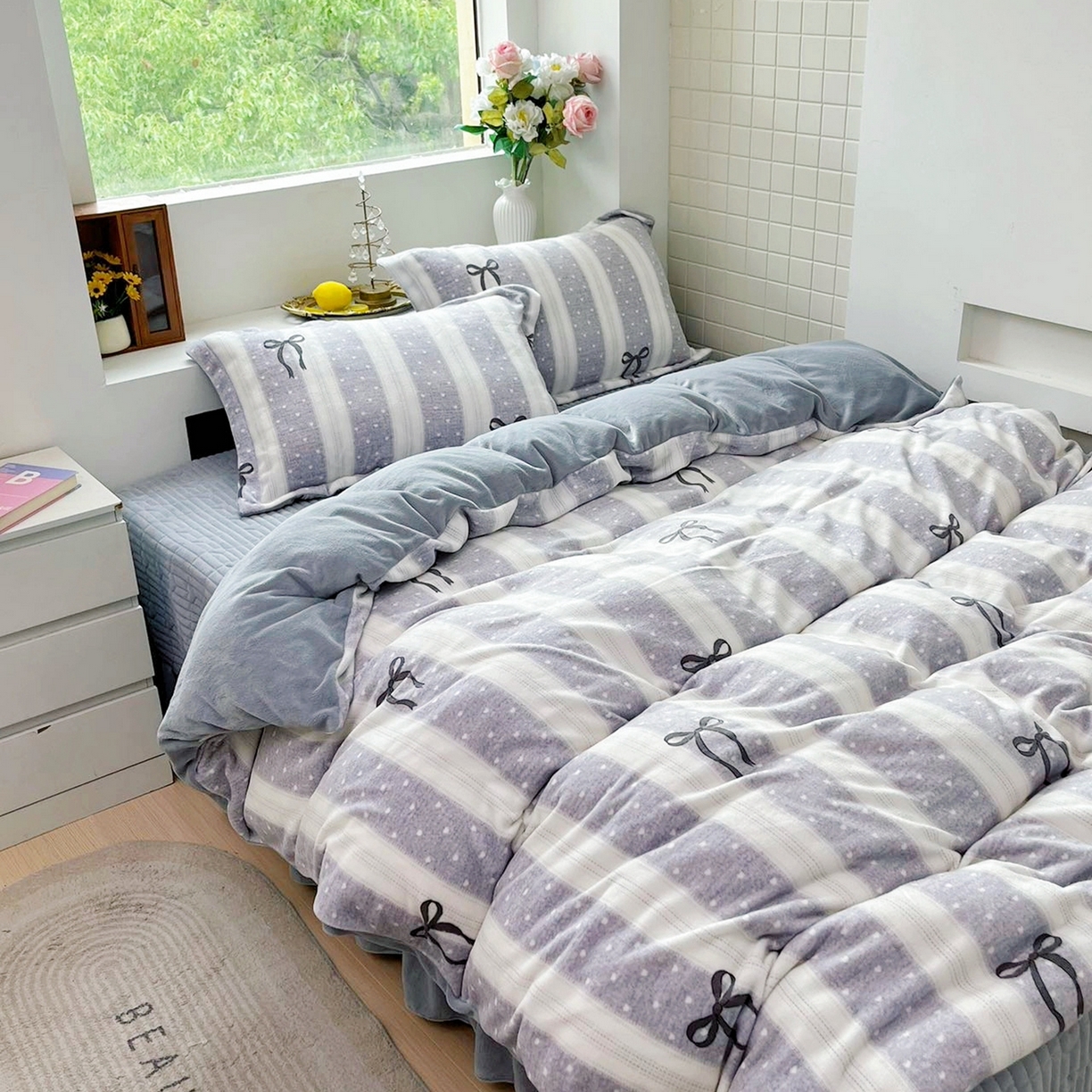 91家纺网 家纺一手货源 找家纺 恋尚羽家纺 2025新款印花牛奶绒大床裙床盖四件套 蝴蝶结灰