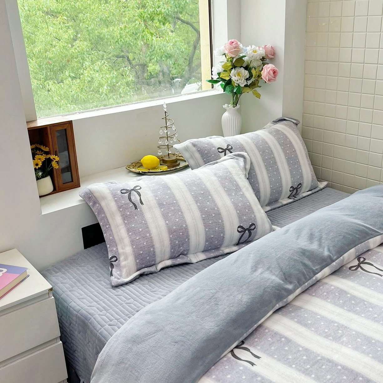 91家纺网 家纺一手货源 找家纺 恋尚羽家纺 2025新款印花牛奶绒大床裙床盖四件套 蝴蝶结灰