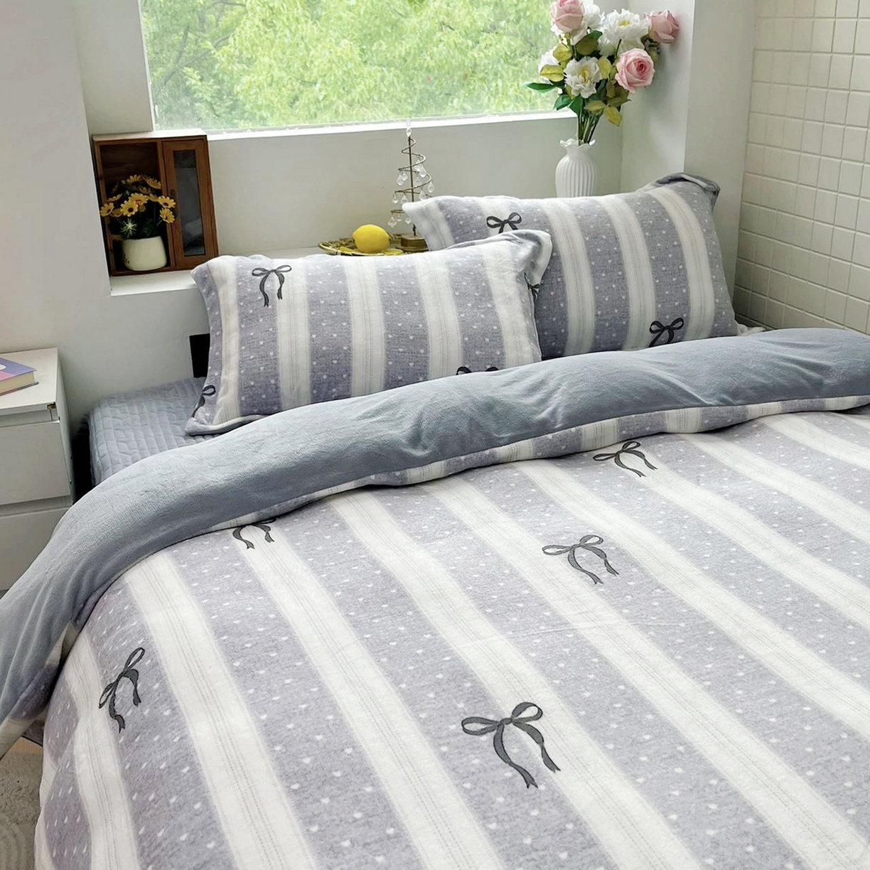 91家纺网 家纺一手货源 找家纺 恋尚羽家纺 2025新款印花牛奶绒大床裙床盖四件套 蝴蝶结灰