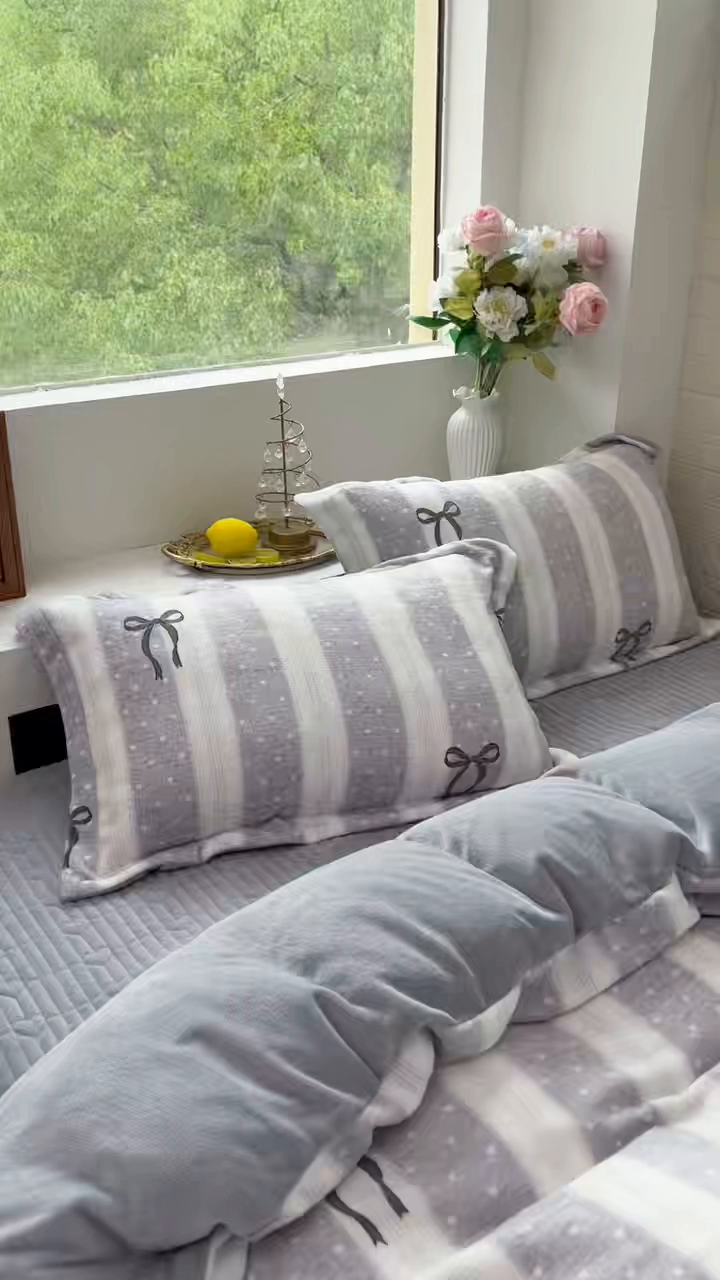 91家纺网 家纺一手货源 找家纺 恋尚羽家纺 2025新款印花牛奶绒大床裙床盖四件套 蝴蝶结灰