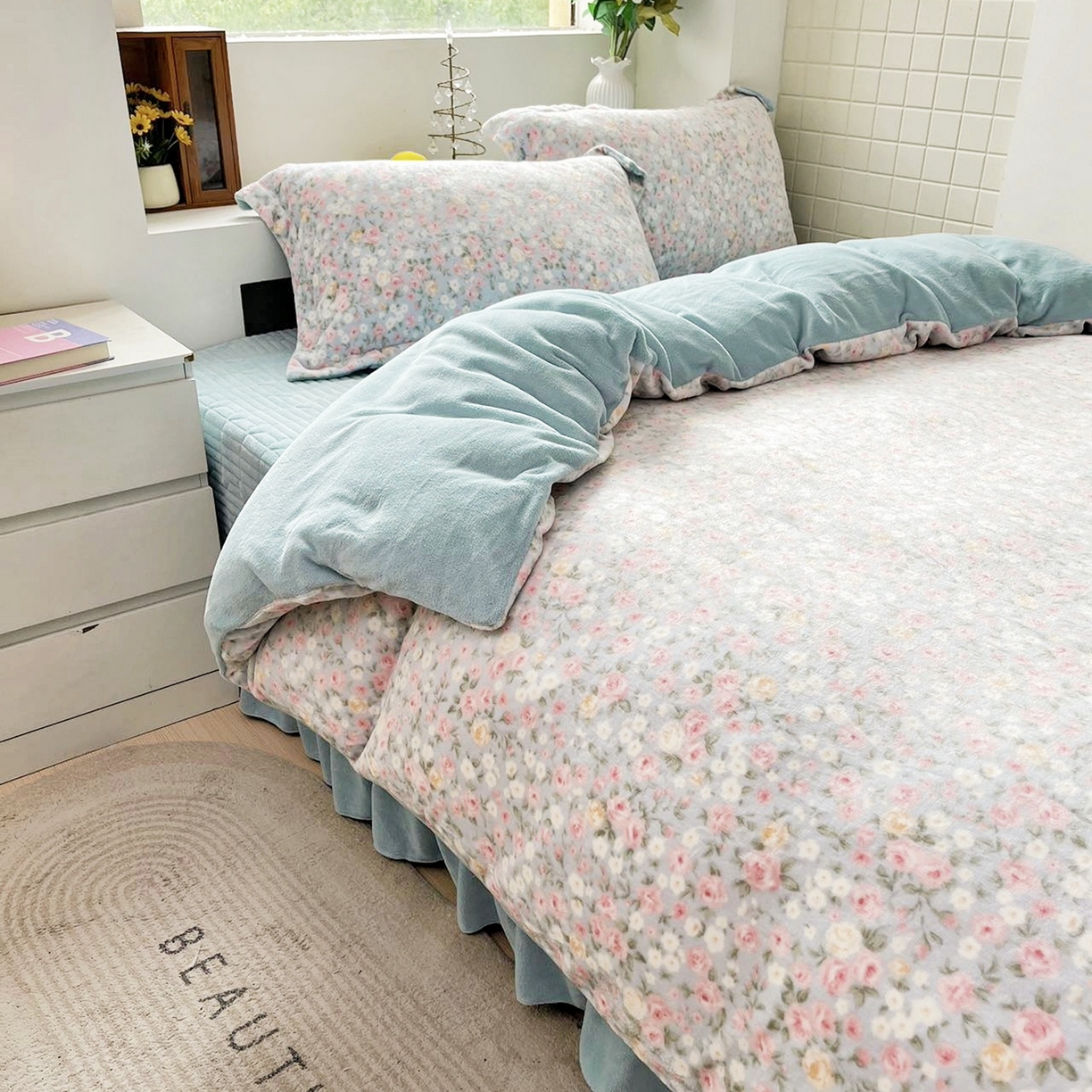 91家纺网 家纺一手货源 找家纺 恋尚羽家纺 2025新款印花牛奶绒大床裙床盖四件套 花季