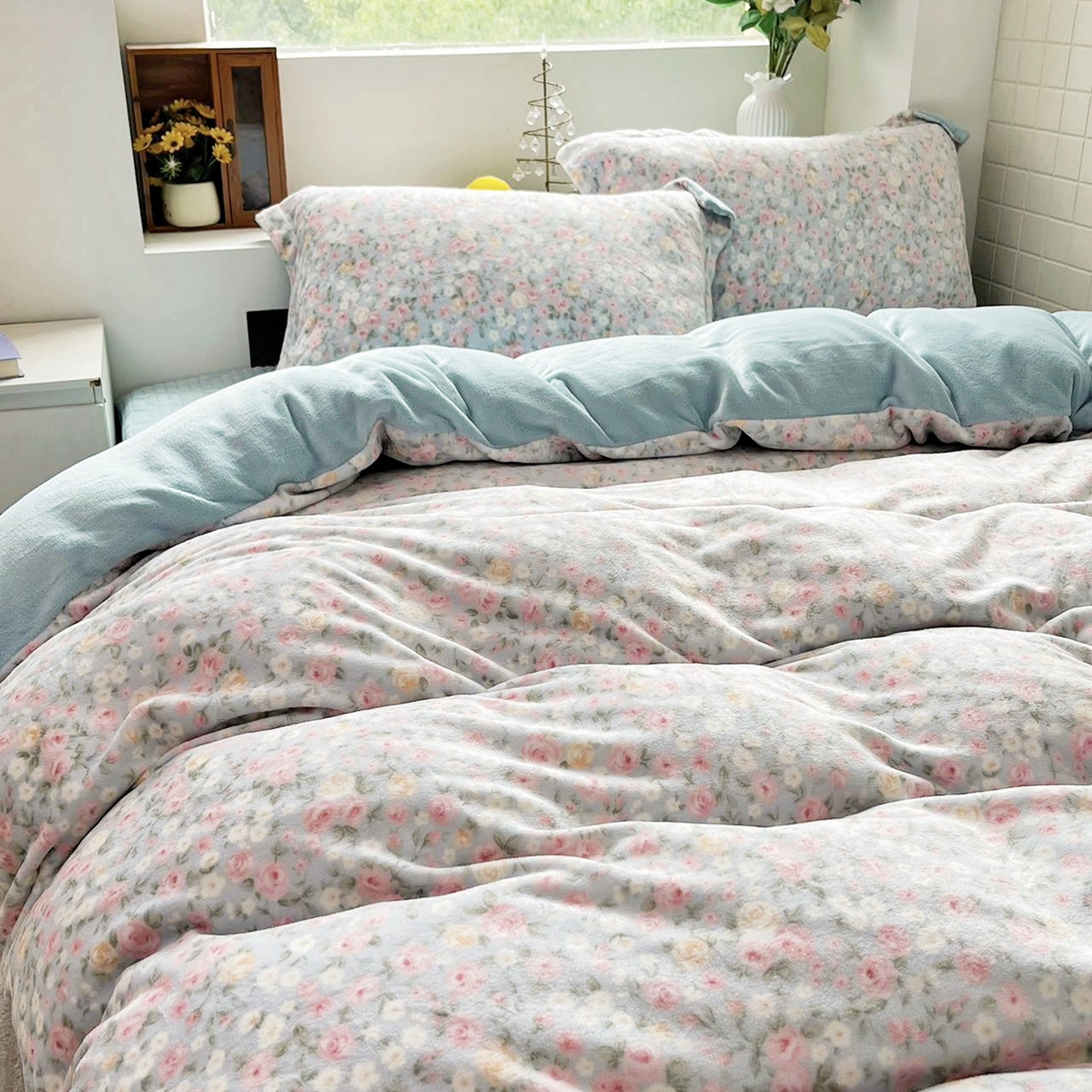 91家纺网 家纺一手货源 找家纺 恋尚羽家纺 2025新款印花牛奶绒大床裙床盖四件套 花季