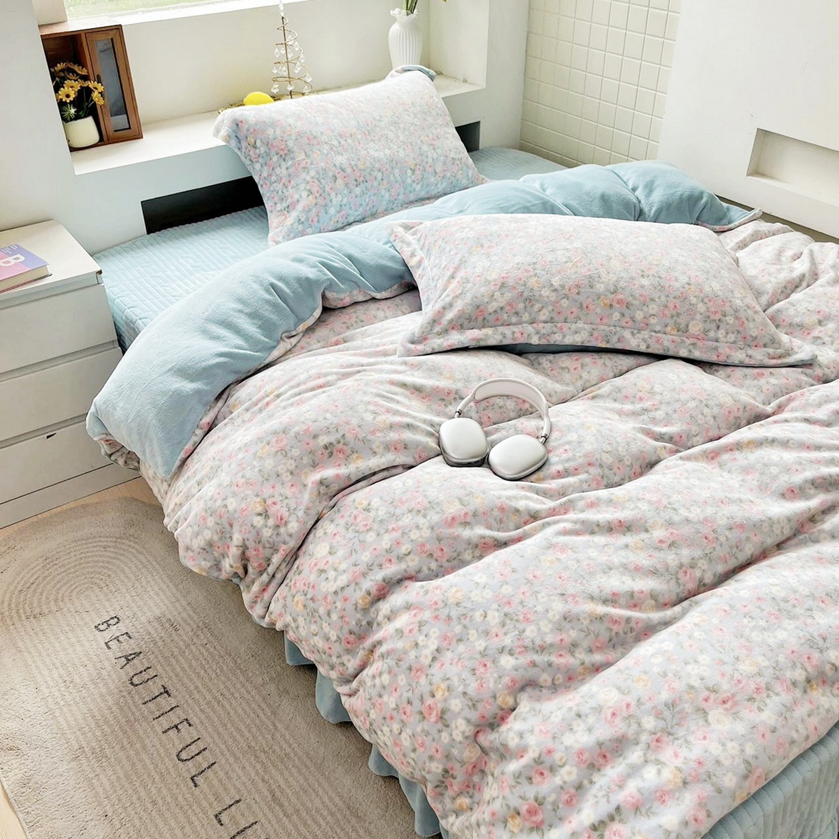 91家纺网 家纺一手货源 找家纺 恋尚羽家纺 2025新款印花牛奶绒大床裙床盖四件套 花季