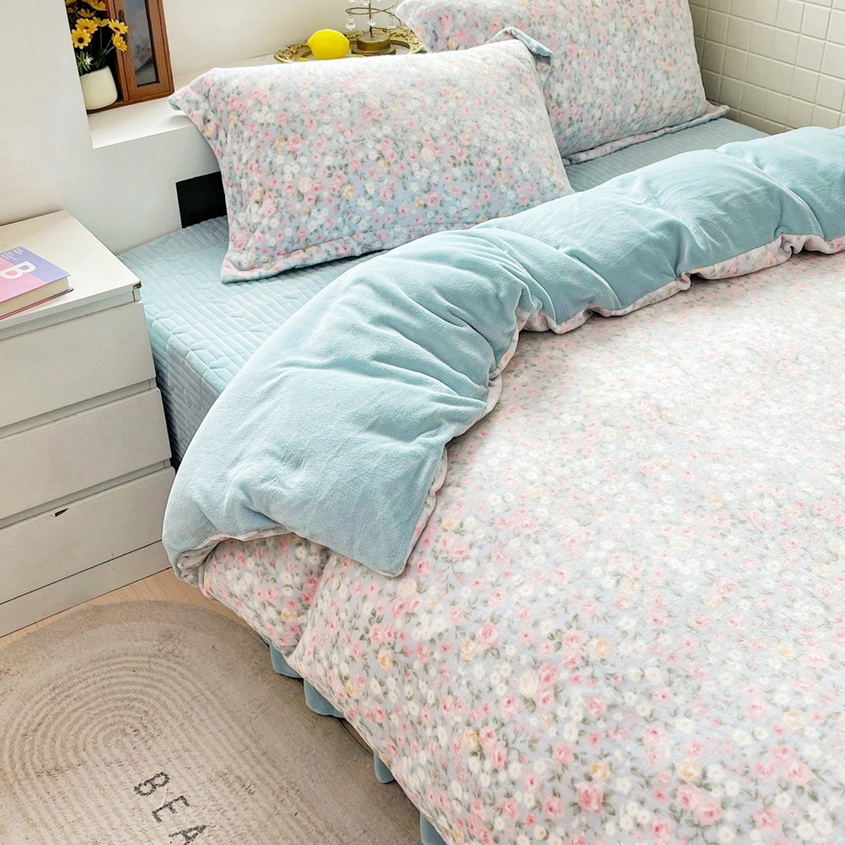 91家纺网 家纺一手货源 找家纺 恋尚羽家纺 2025新款印花牛奶绒大床裙床盖四件套 花季