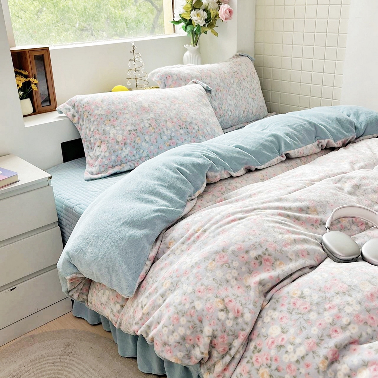 91家纺网 家纺一手货源 找家纺 恋尚羽家纺 2025新款印花牛奶绒大床裙床盖四件套 花季