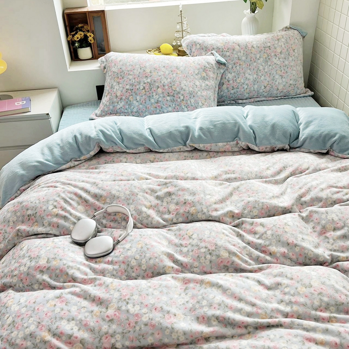 91家纺网 家纺一手货源 找家纺 恋尚羽家纺 2025新款印花牛奶绒大床裙床盖四件套 花季