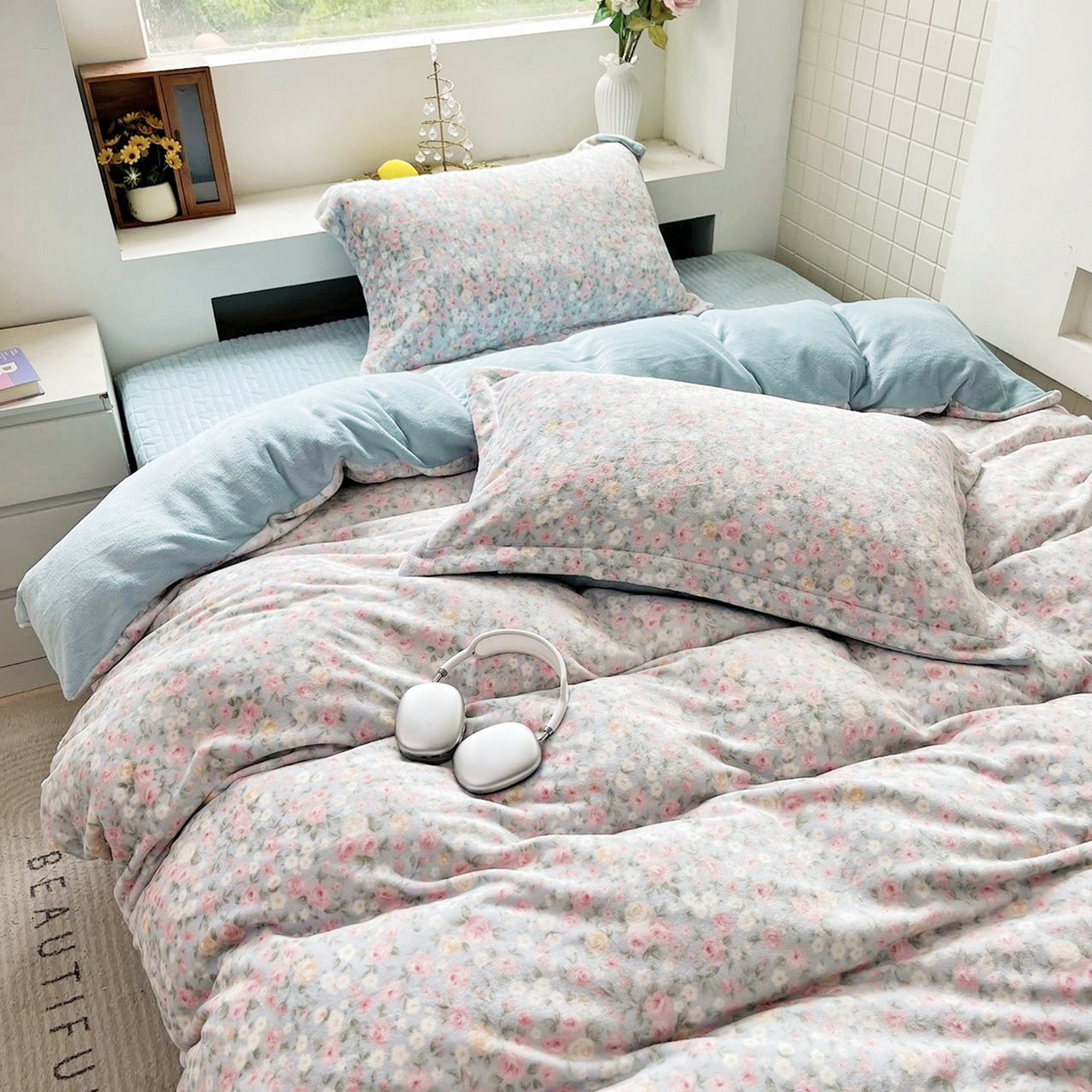 91家纺网 家纺一手货源 找家纺 恋尚羽家纺 2025新款印花牛奶绒大床裙床盖四件套 花季