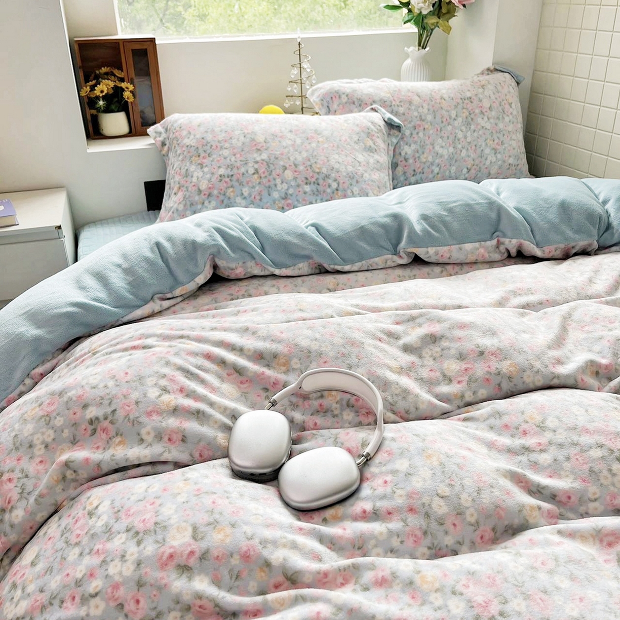 91家纺网 家纺一手货源 找家纺 恋尚羽家纺 2025新款印花牛奶绒大床裙床盖四件套 花季