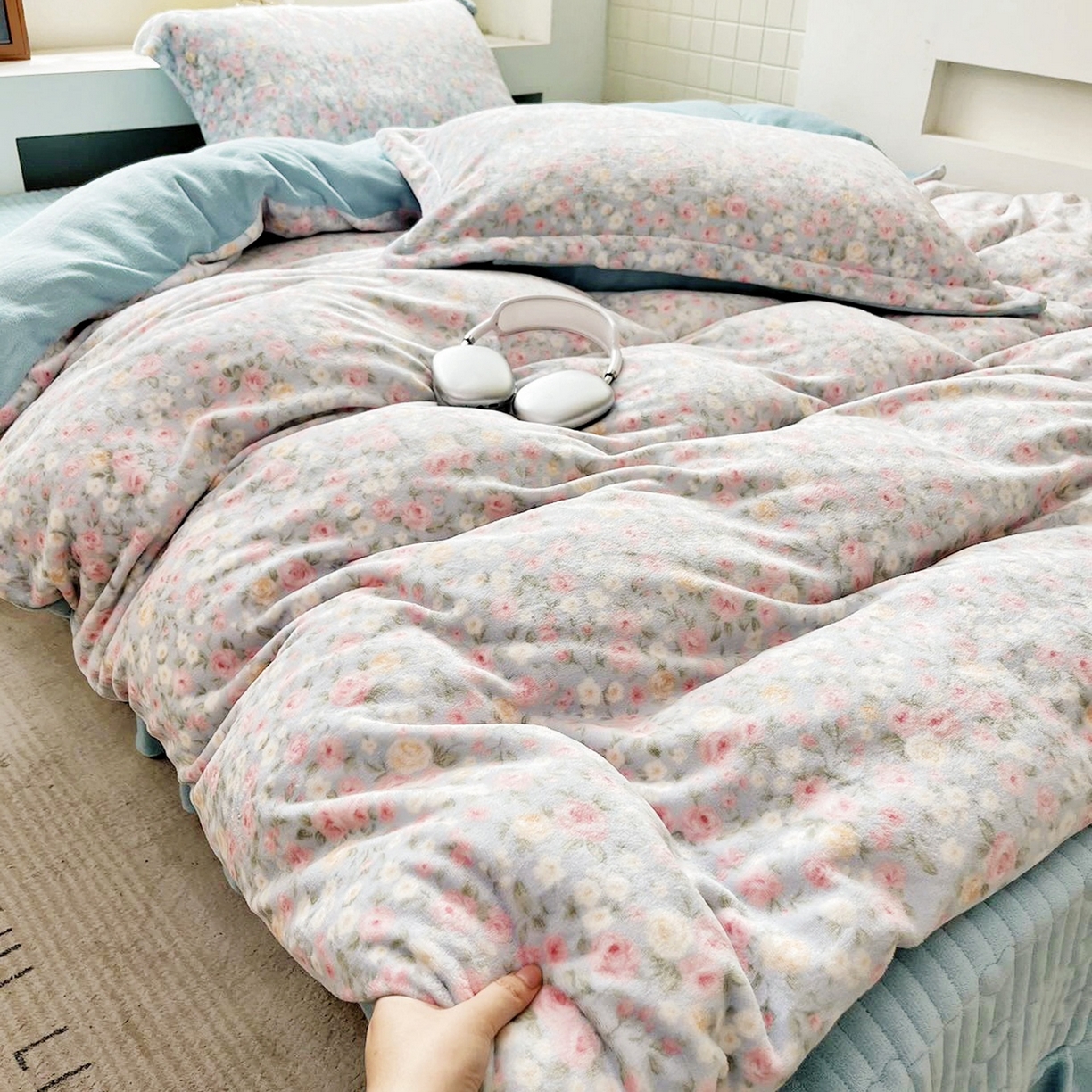 91家纺网 家纺一手货源 找家纺 恋尚羽家纺 2025新款印花牛奶绒大床裙床盖四件套 花季