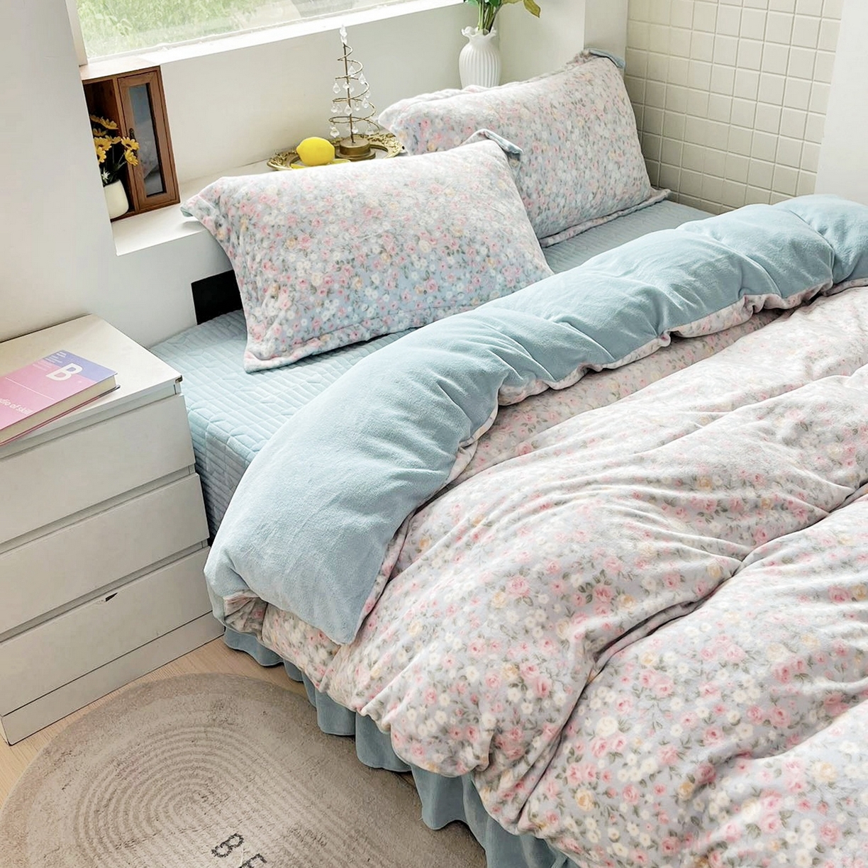 91家纺网 家纺一手货源 找家纺 恋尚羽家纺 2025新款印花牛奶绒大床裙床盖四件套 花季