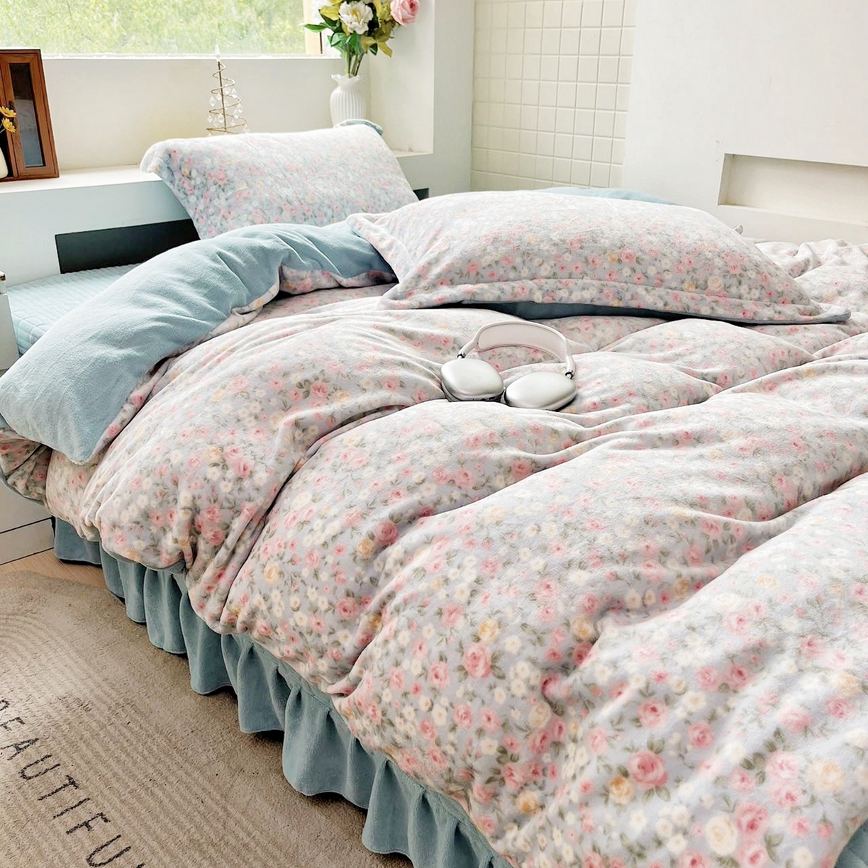 91家纺网 家纺一手货源 找家纺 恋尚羽家纺 2025新款印花牛奶绒大床裙床盖四件套 花季