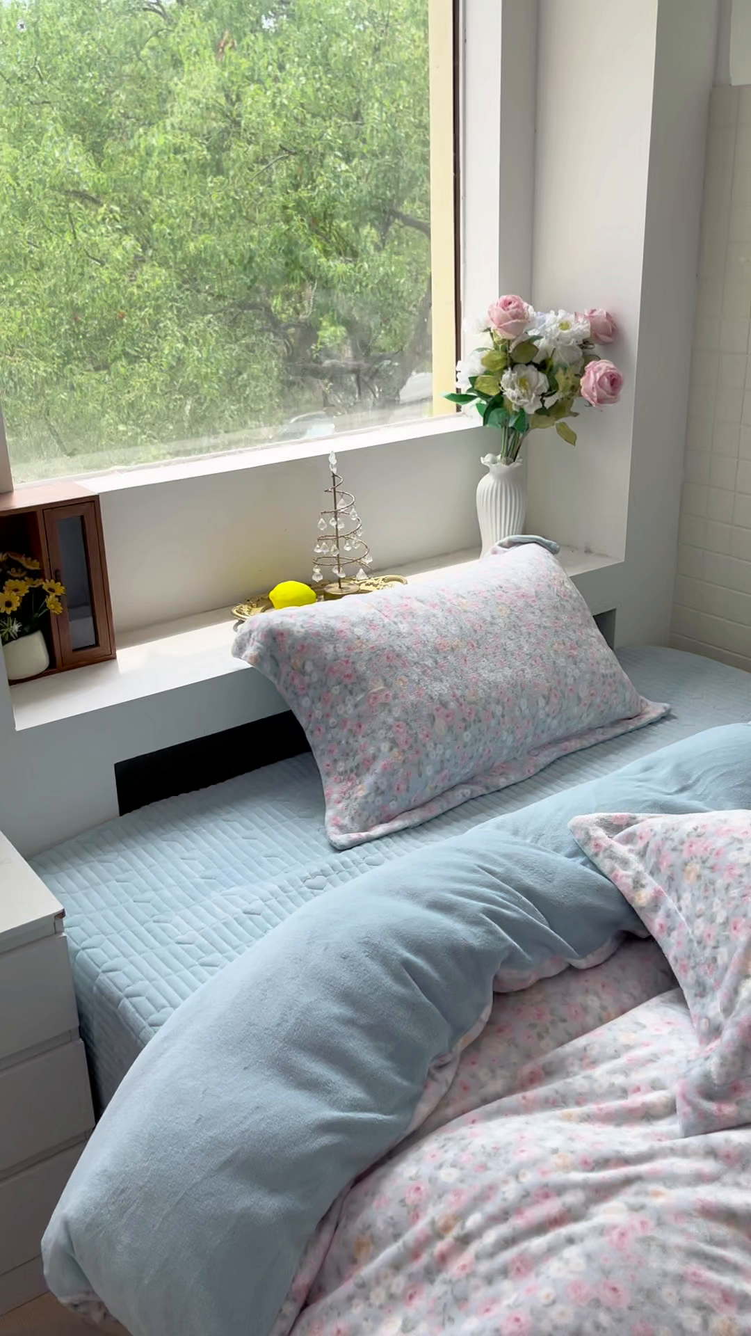 91家纺网 家纺一手货源 找家纺 恋尚羽家纺 2025新款印花牛奶绒大床裙床盖四件套 花季