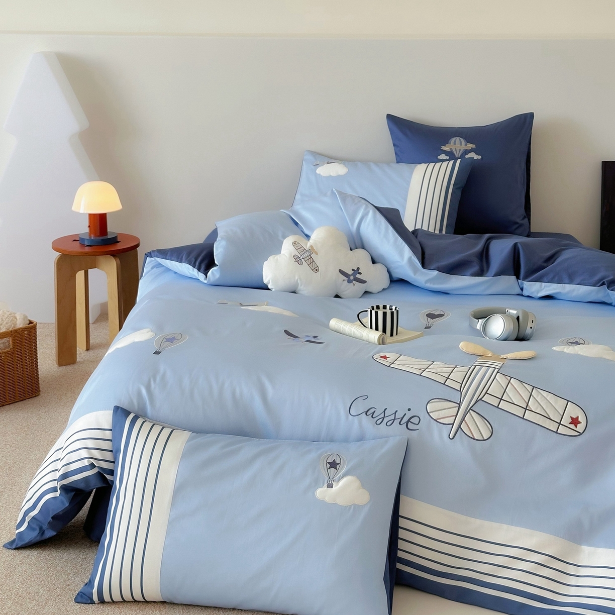 91家纺网 家纺一手货源 找家纺 曼布缇 2025新款长绒棉纯棉贴布绣四件套-逐梦（送抱枕）（会员减20，券后338/368/388起） 逐梦-场景一