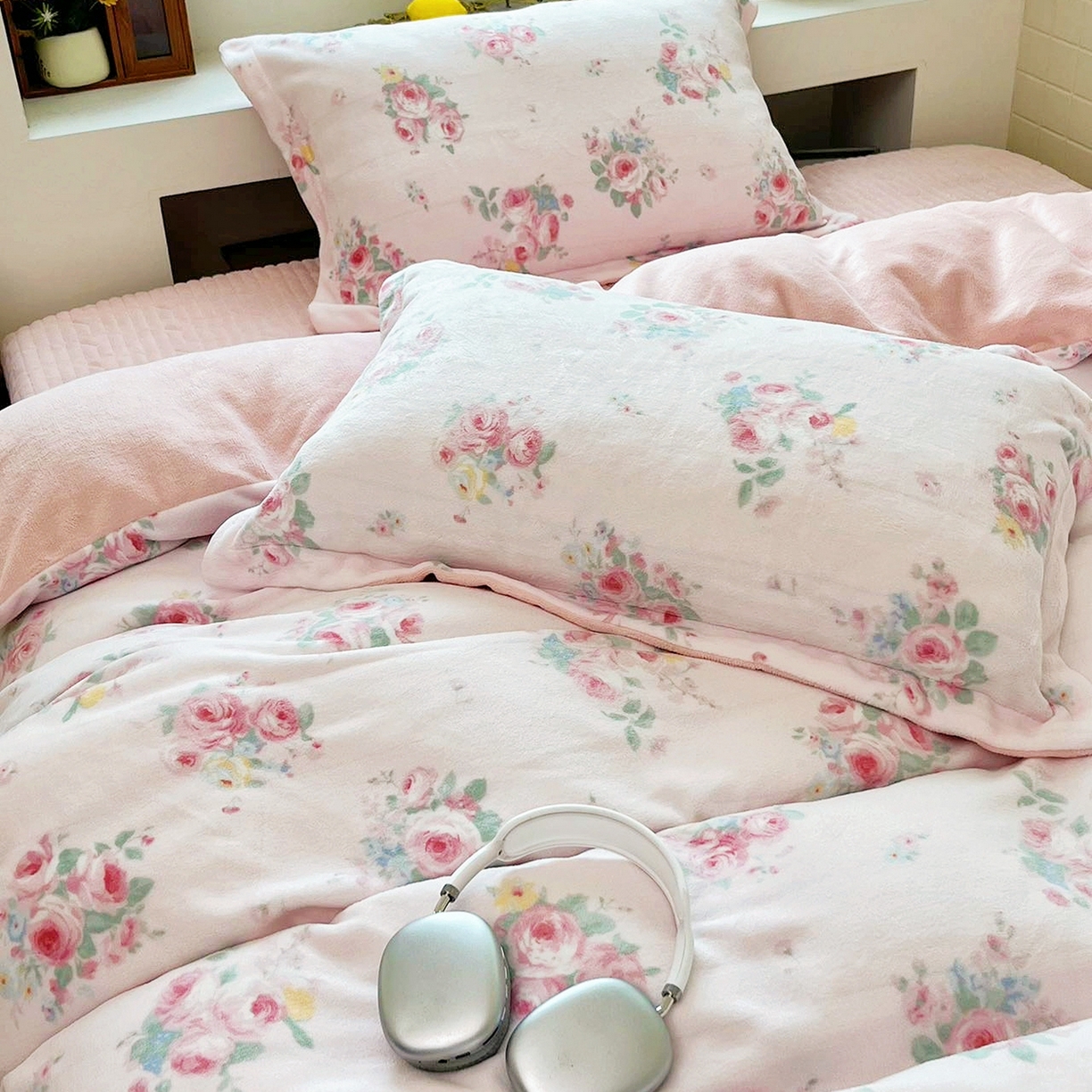 91家纺网 家纺一手货源 找家纺 恋尚羽家纺 2025新款印花牛奶绒大床裙床盖四件套 花开半夏