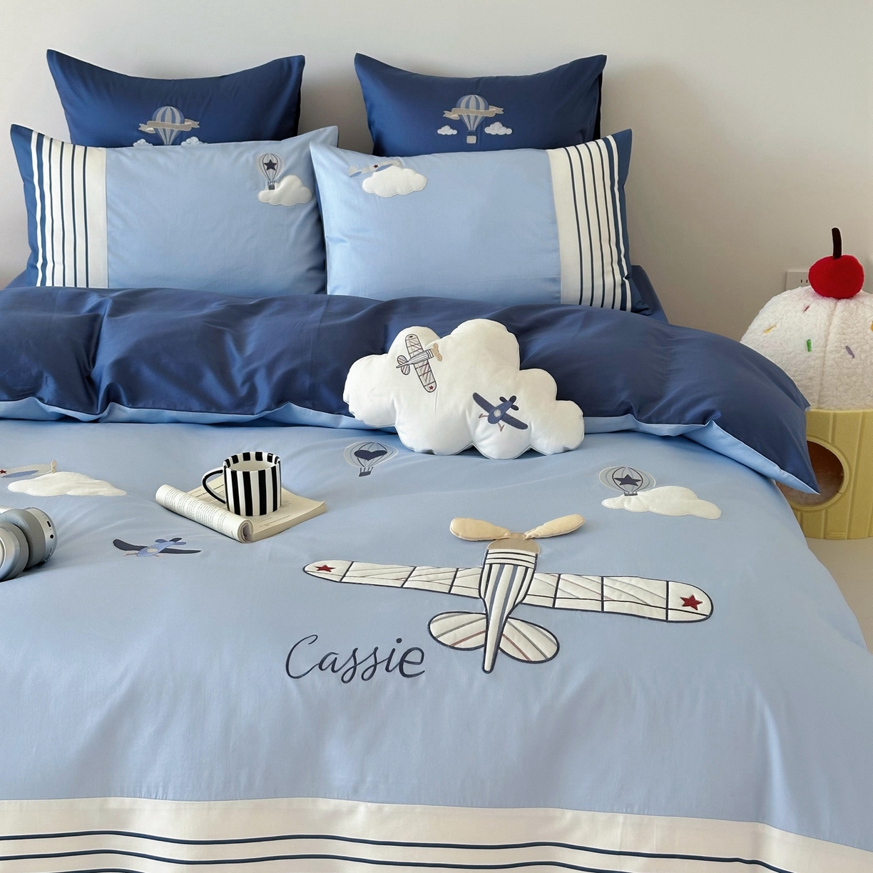 91家纺网 家纺一手货源 找家纺 曼布缇 2025新款长绒棉纯棉贴布绣四件套-逐梦（送抱枕）（会员减20，券后338/368/388起） 逐梦-场景一