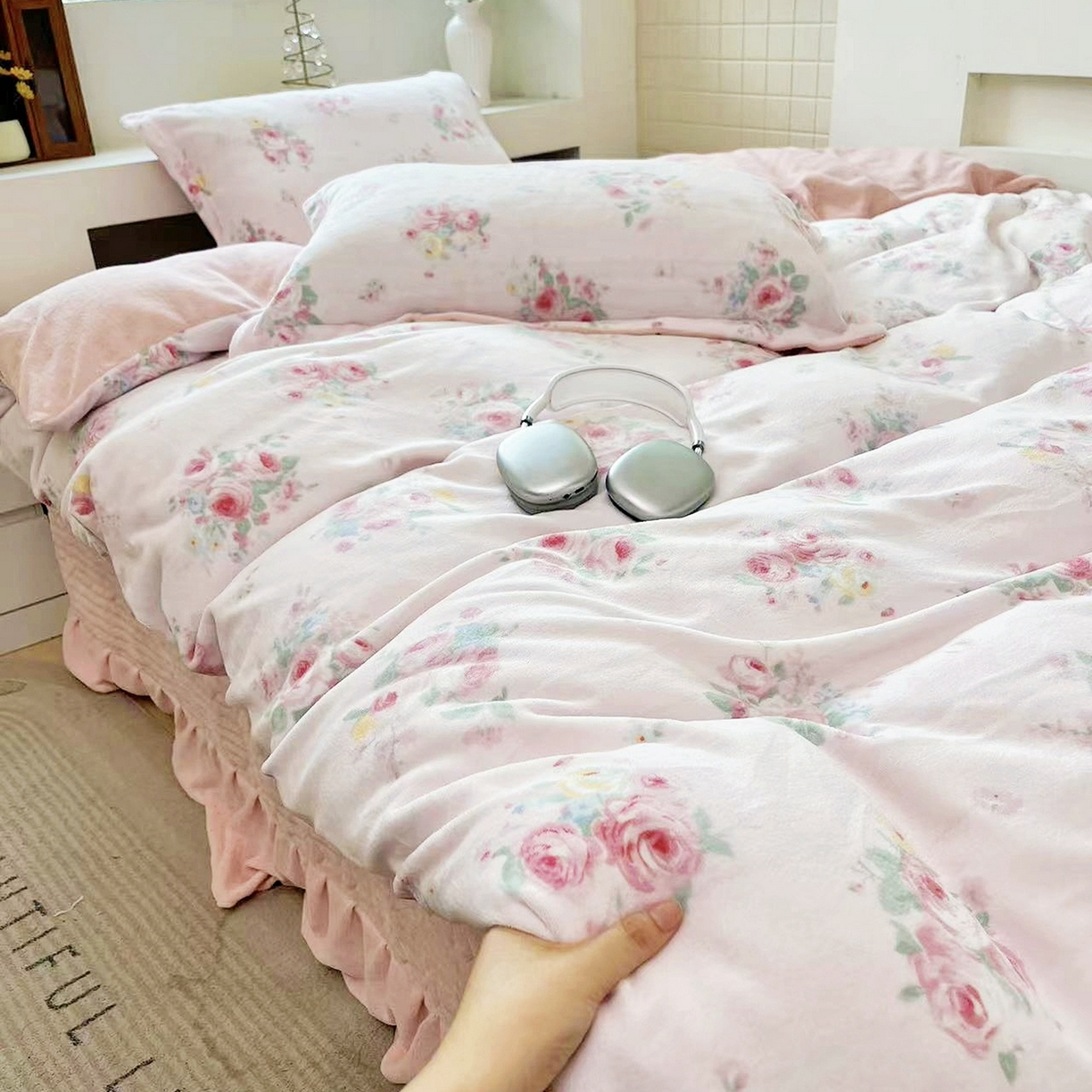 91家纺网 家纺一手货源 找家纺 恋尚羽家纺 2025新款印花牛奶绒大床裙床盖四件套 花开半夏