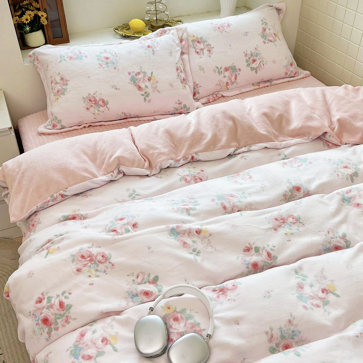 91家纺网 家纺一手货源 找家纺 恋尚羽家纺 2025新款印花牛奶绒大床裙床盖四件套 花开半夏