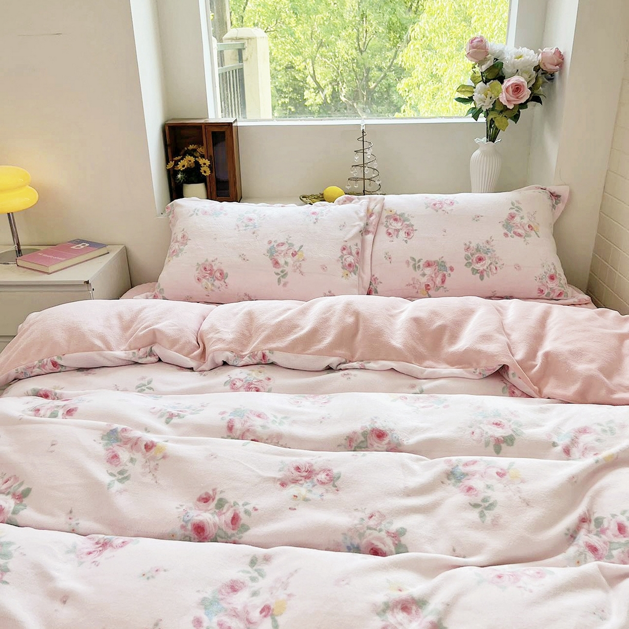 91家纺网 家纺一手货源 找家纺 恋尚羽家纺 2025新款印花牛奶绒大床裙床盖四件套 花开半夏