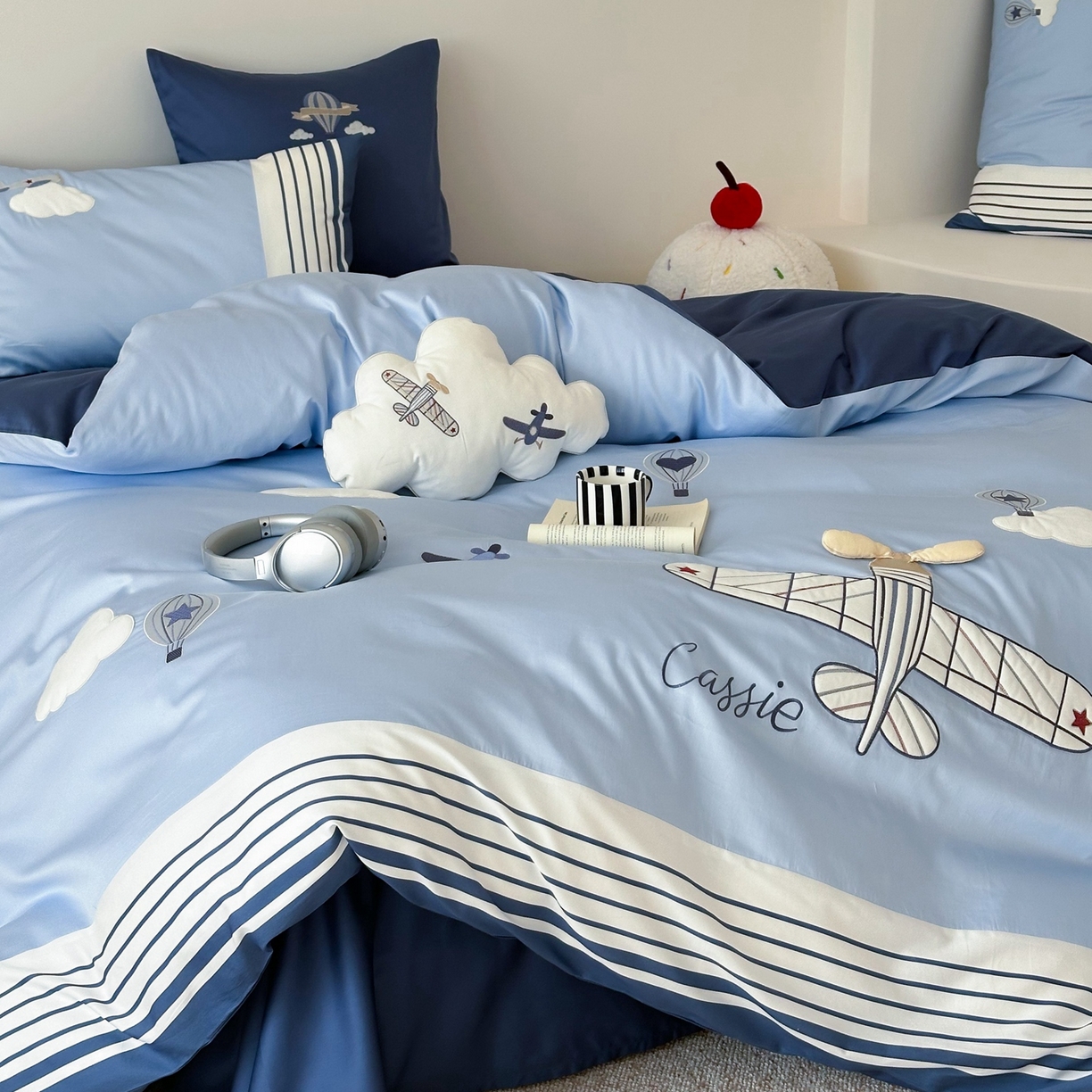 91家纺网 家纺一手货源 找家纺 曼布缇 2025新款长绒棉纯棉贴布绣四件套-逐梦（送抱枕）（会员减20，券后338/368/388起） 逐梦-场景一