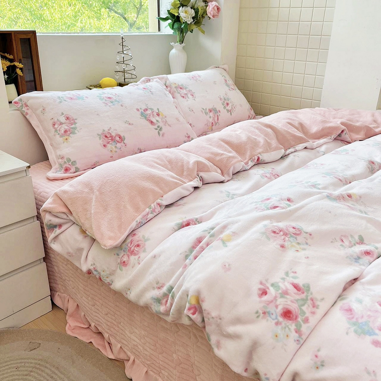 91家纺网 家纺一手货源 找家纺 恋尚羽家纺 2025新款印花牛奶绒大床裙床盖四件套 花开半夏