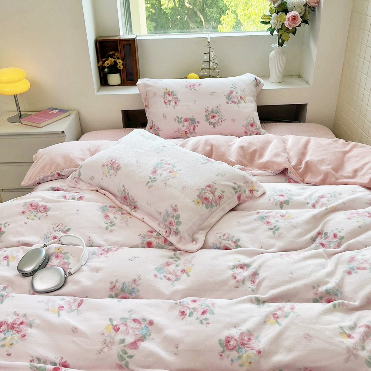 91家纺网 家纺一手货源 找家纺 恋尚羽家纺 2025新款印花牛奶绒大床裙床盖四件套 花开半夏