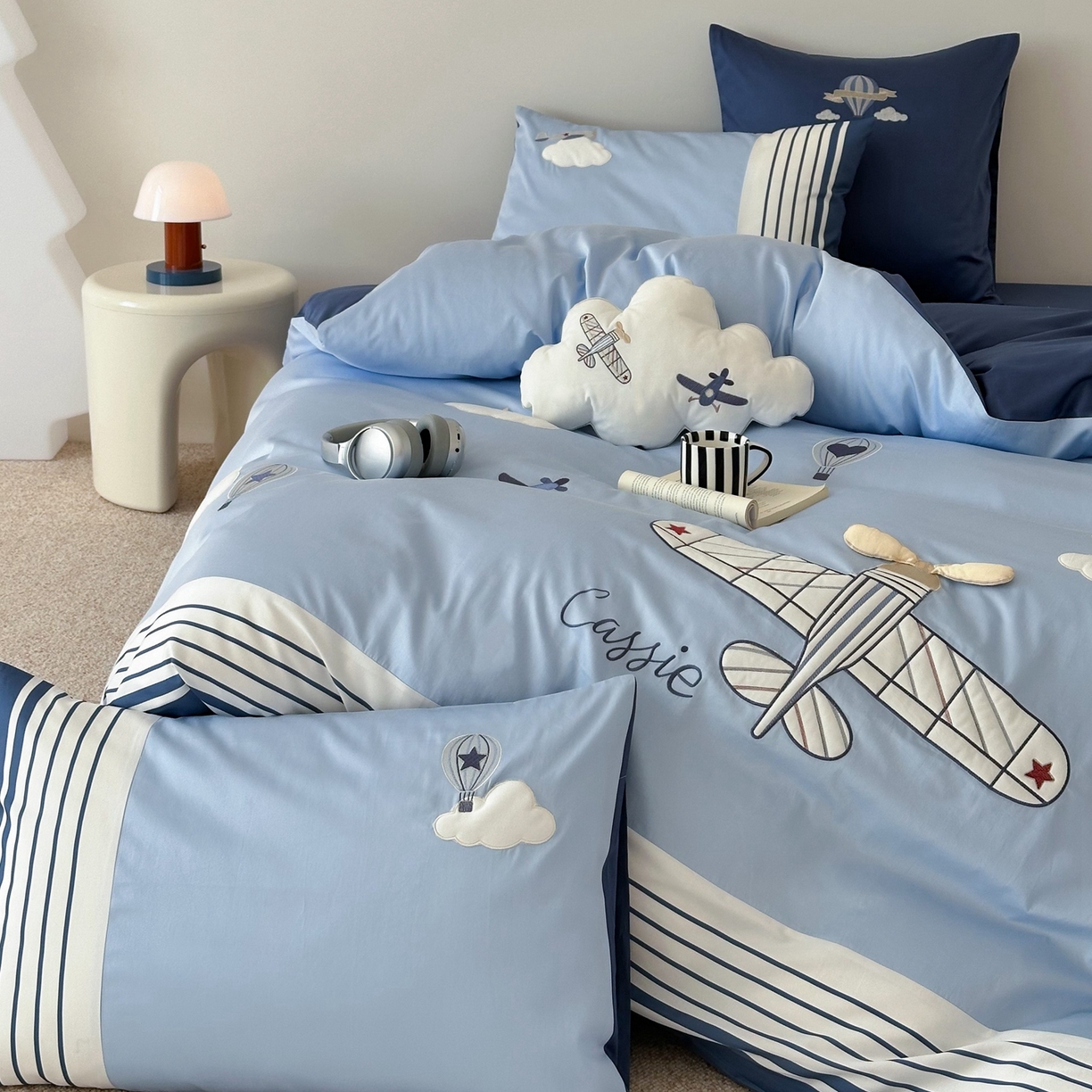 91家纺网 家纺一手货源 找家纺 曼布缇 2025新款长绒棉纯棉贴布绣四件套-逐梦（送抱枕）（会员减20，券后338/368/388起） 逐梦-场景一