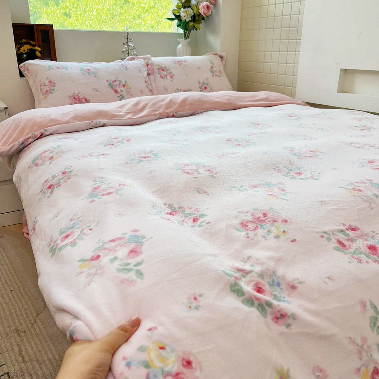 91家纺网 家纺一手货源 找家纺 恋尚羽家纺 2025新款印花牛奶绒大床裙床盖四件套 花开半夏