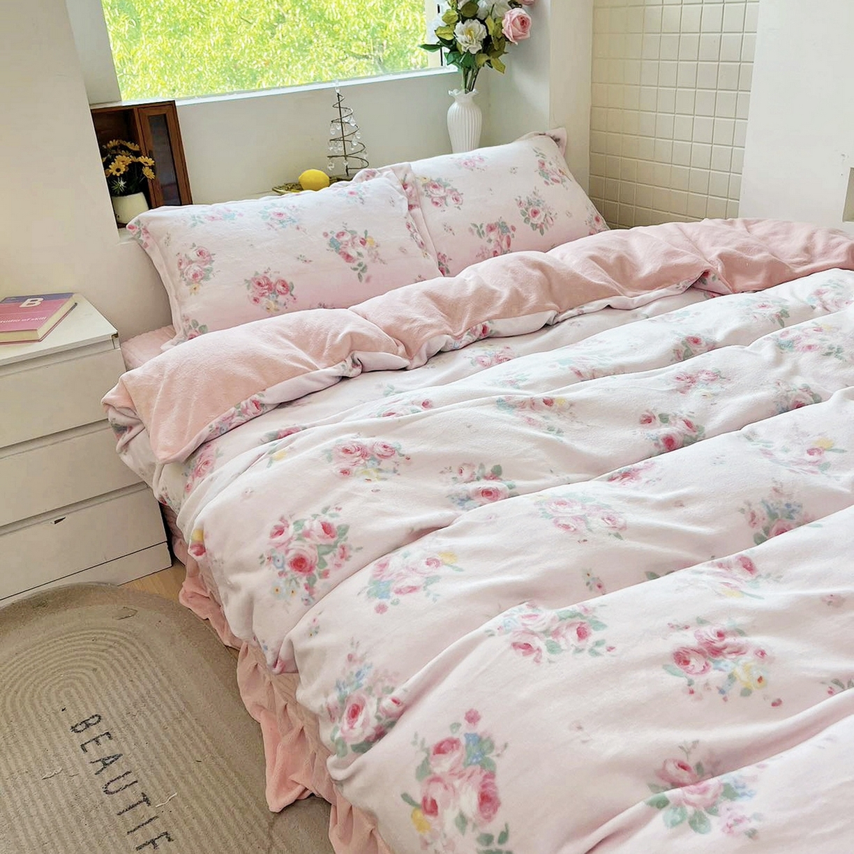 91家纺网 家纺一手货源 找家纺 恋尚羽家纺 2025新款印花牛奶绒大床裙床盖四件套 花开半夏