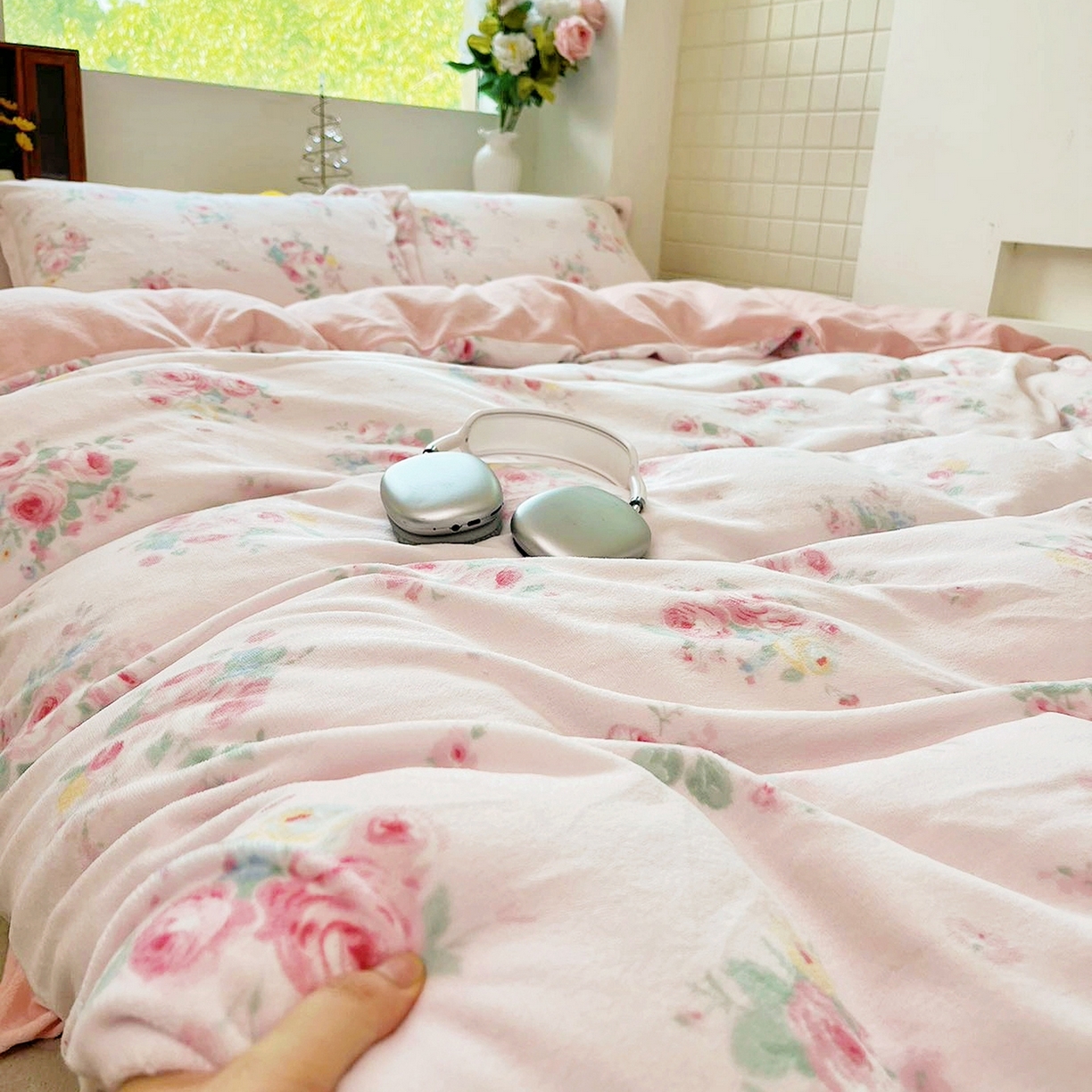 91家纺网 家纺一手货源 找家纺 恋尚羽家纺 2025新款印花牛奶绒大床裙床盖四件套 花开半夏