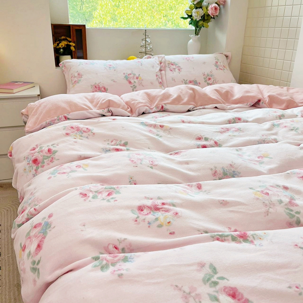 91家纺网 家纺一手货源 找家纺 恋尚羽家纺 2025新款印花牛奶绒大床裙床盖四件套 花开半夏