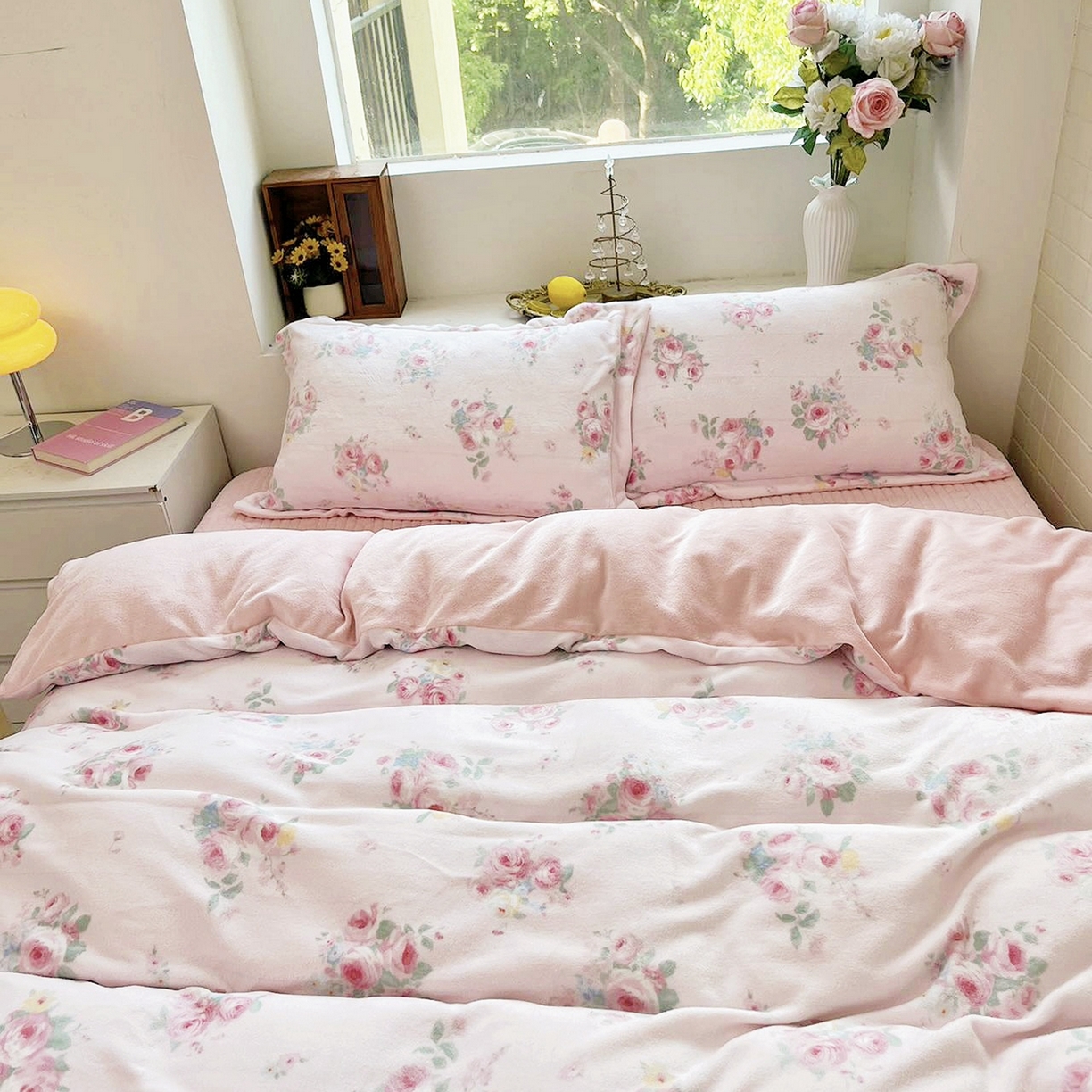 91家纺网 家纺一手货源 找家纺 恋尚羽家纺 2025新款印花牛奶绒大床裙床盖四件套 花开半夏