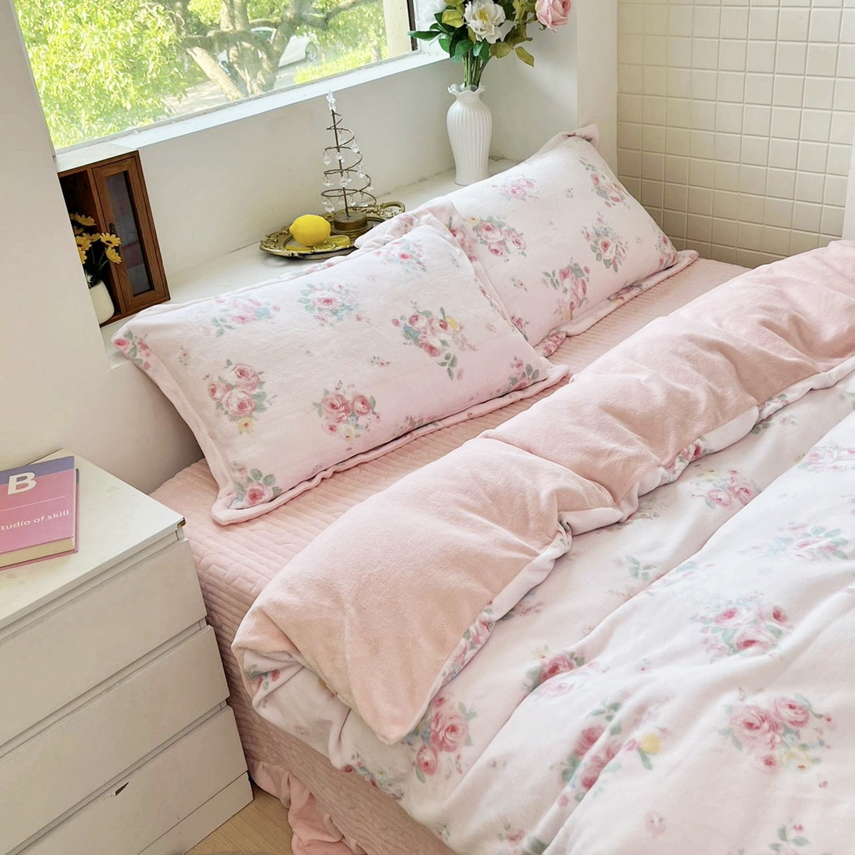 91家纺网 家纺一手货源 找家纺 恋尚羽家纺 2025新款印花牛奶绒大床裙床盖四件套 花开半夏