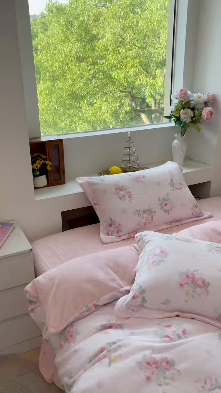 91家纺网 家纺一手货源 找家纺 恋尚羽家纺 2025新款印花牛奶绒大床裙床盖四件套 花开半夏