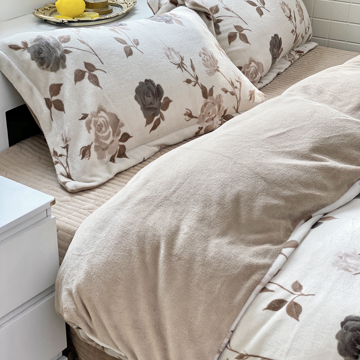 91家纺网 家纺一手货源 找家纺 恋尚羽家纺 2025新款印花牛奶绒大床裙床盖四件套 简枝