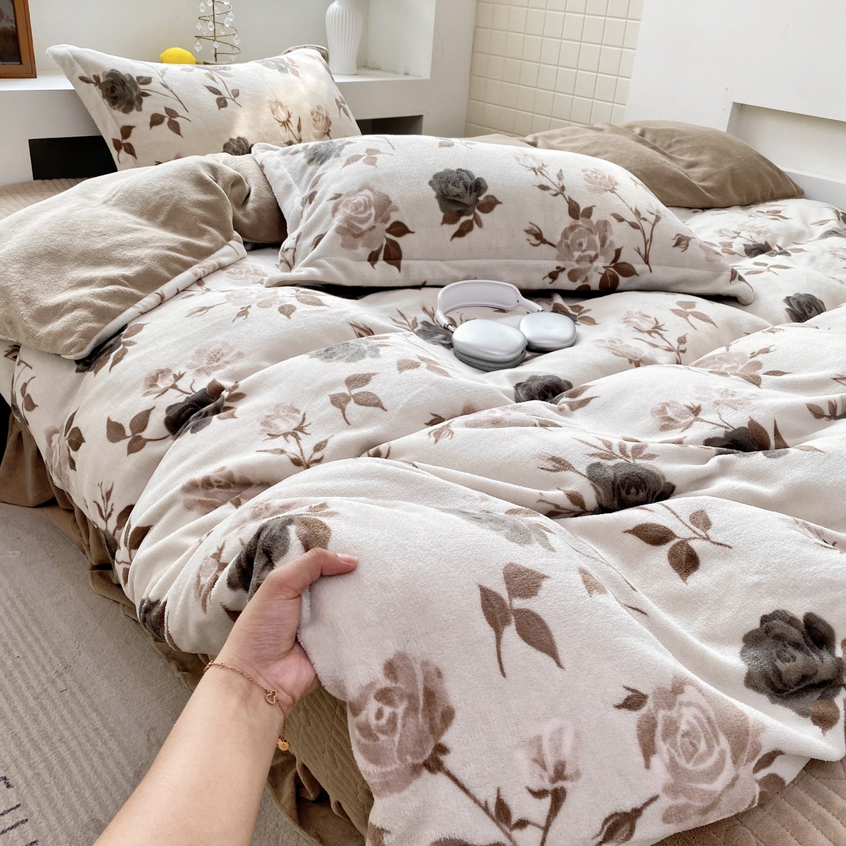 91家纺网 家纺一手货源 找家纺 恋尚羽家纺 2025新款印花牛奶绒大床裙床盖四件套 简枝