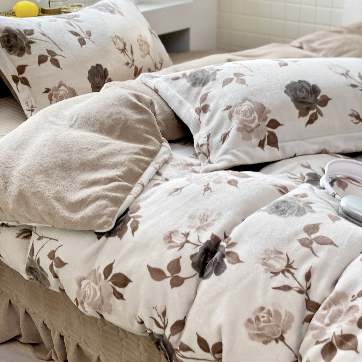 91家纺网 家纺一手货源 找家纺 恋尚羽家纺 2025新款印花牛奶绒大床裙床盖四件套 简枝