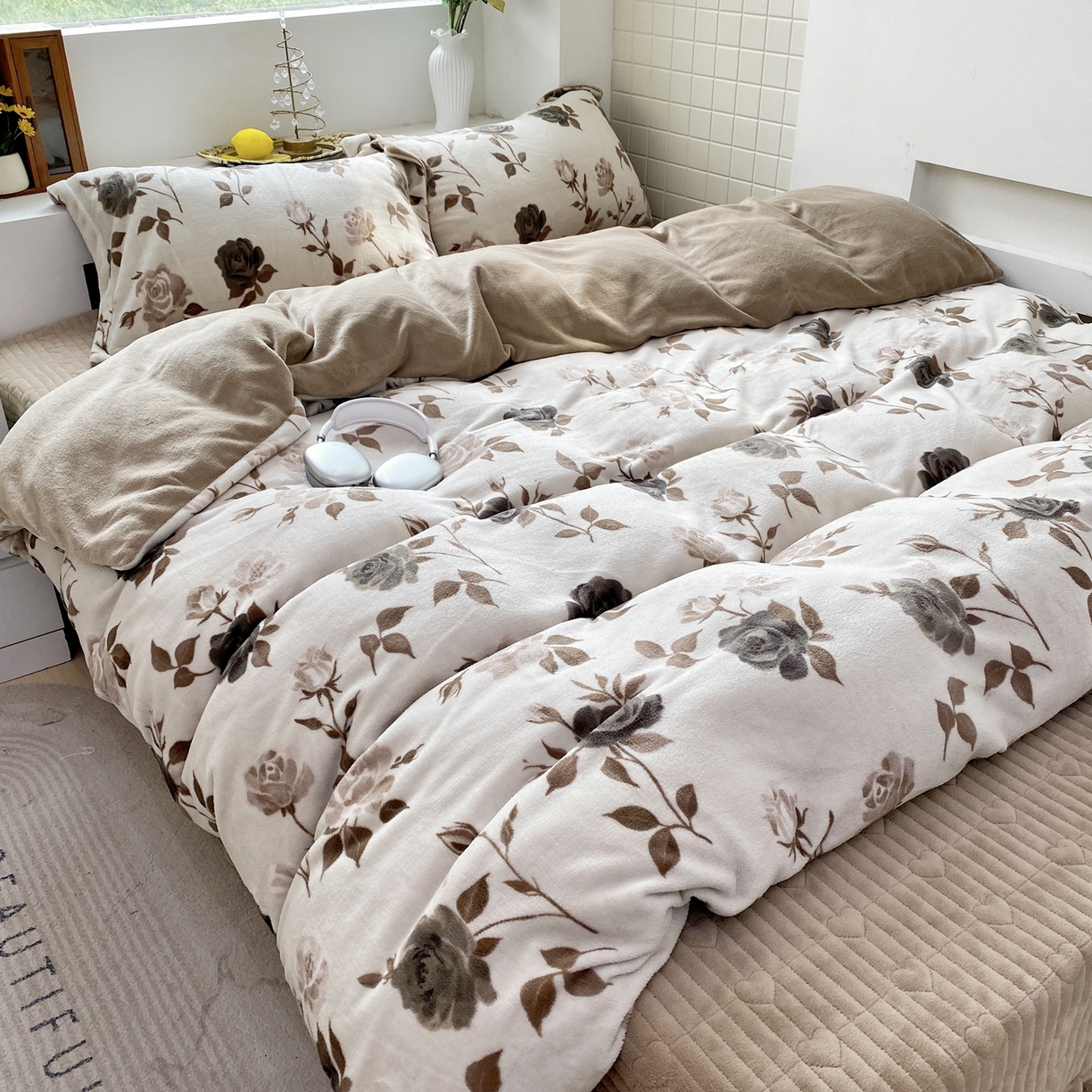 91家纺网 家纺一手货源 找家纺 恋尚羽家纺 2025新款印花牛奶绒大床裙床盖四件套 简枝