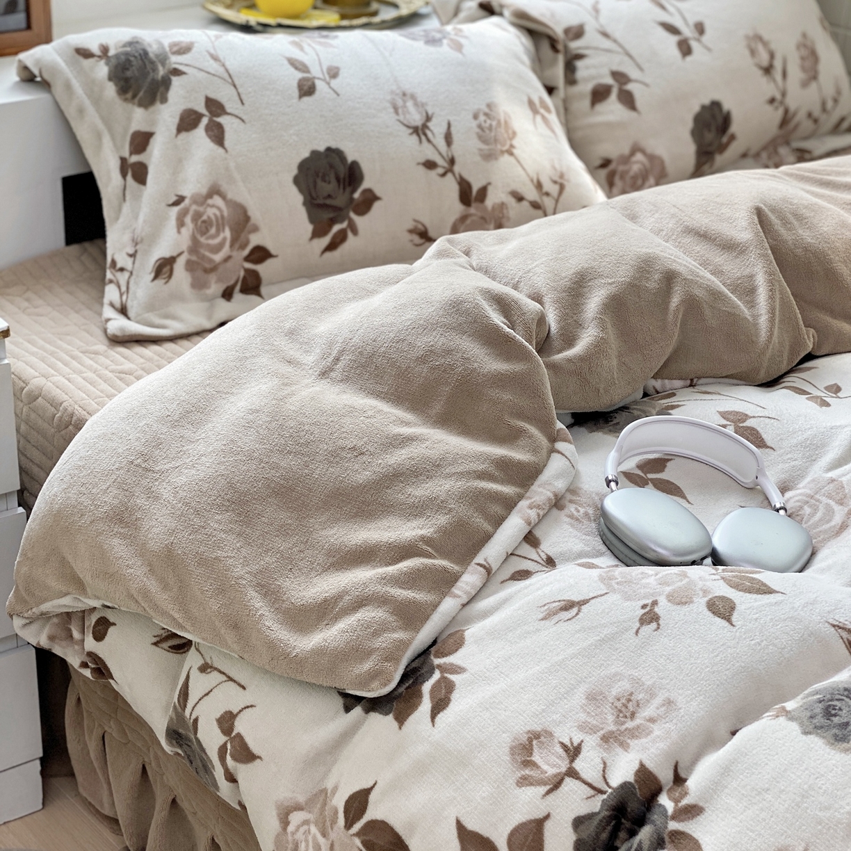 91家纺网 家纺一手货源 找家纺 恋尚羽家纺 2025新款印花牛奶绒大床裙床盖四件套 简枝