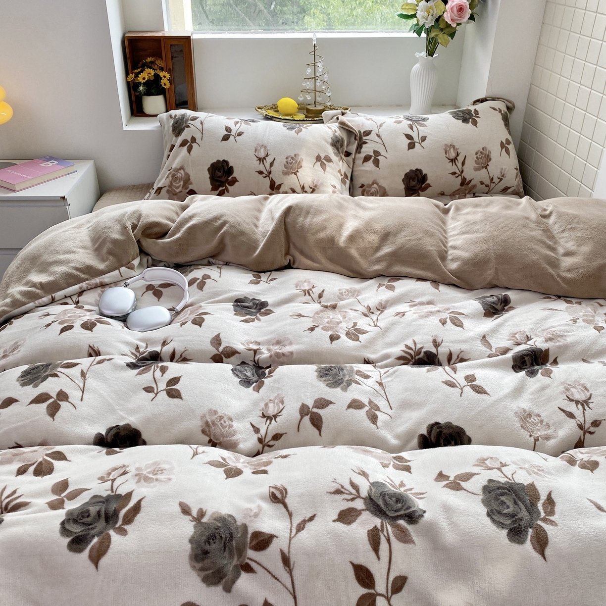 91家纺网 家纺一手货源 找家纺 恋尚羽家纺 2025新款印花牛奶绒大床裙床盖四件套 简枝