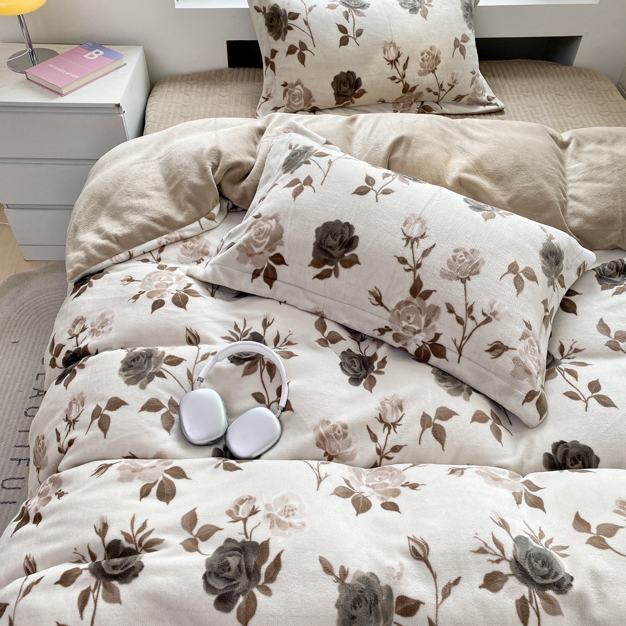 91家纺网 家纺一手货源 找家纺 恋尚羽家纺 2025新款印花牛奶绒大床裙床盖四件套 简枝