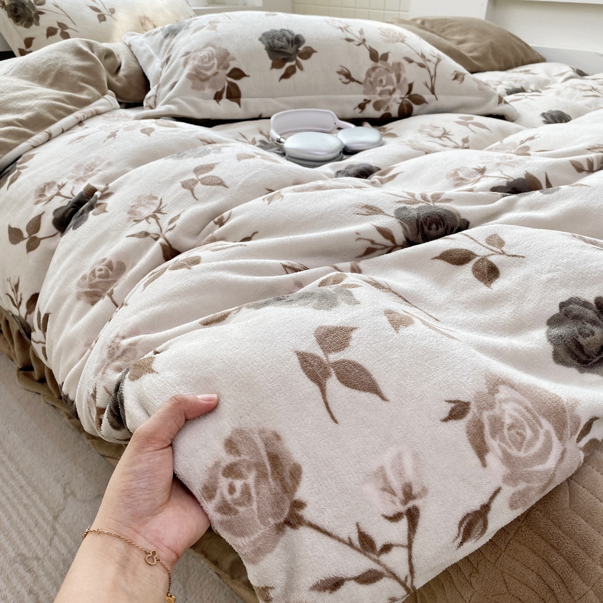 91家纺网 家纺一手货源 找家纺 恋尚羽家纺 2025新款印花牛奶绒大床裙床盖四件套 简枝