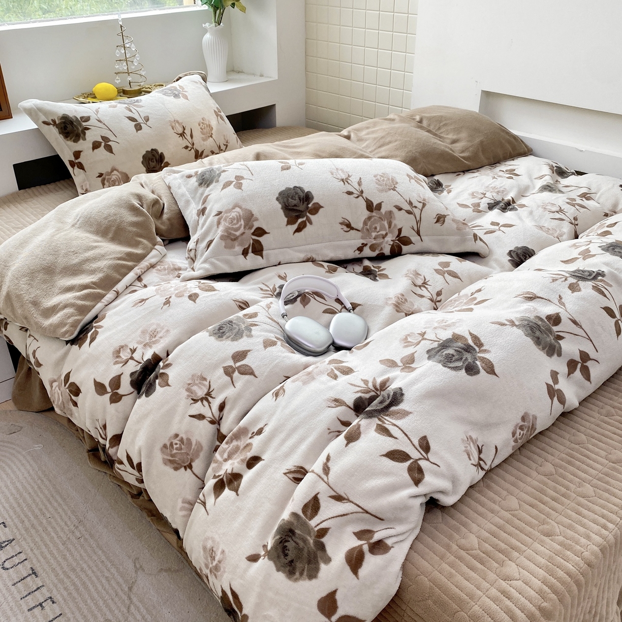 91家纺网 家纺一手货源 找家纺 恋尚羽家纺 2025新款印花牛奶绒大床裙床盖四件套 简枝