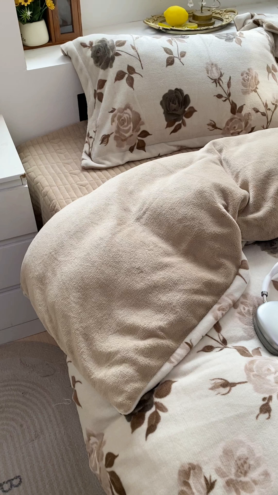 91家纺网 家纺一手货源 找家纺 恋尚羽家纺 2025新款印花牛奶绒大床裙床盖四件套 简枝