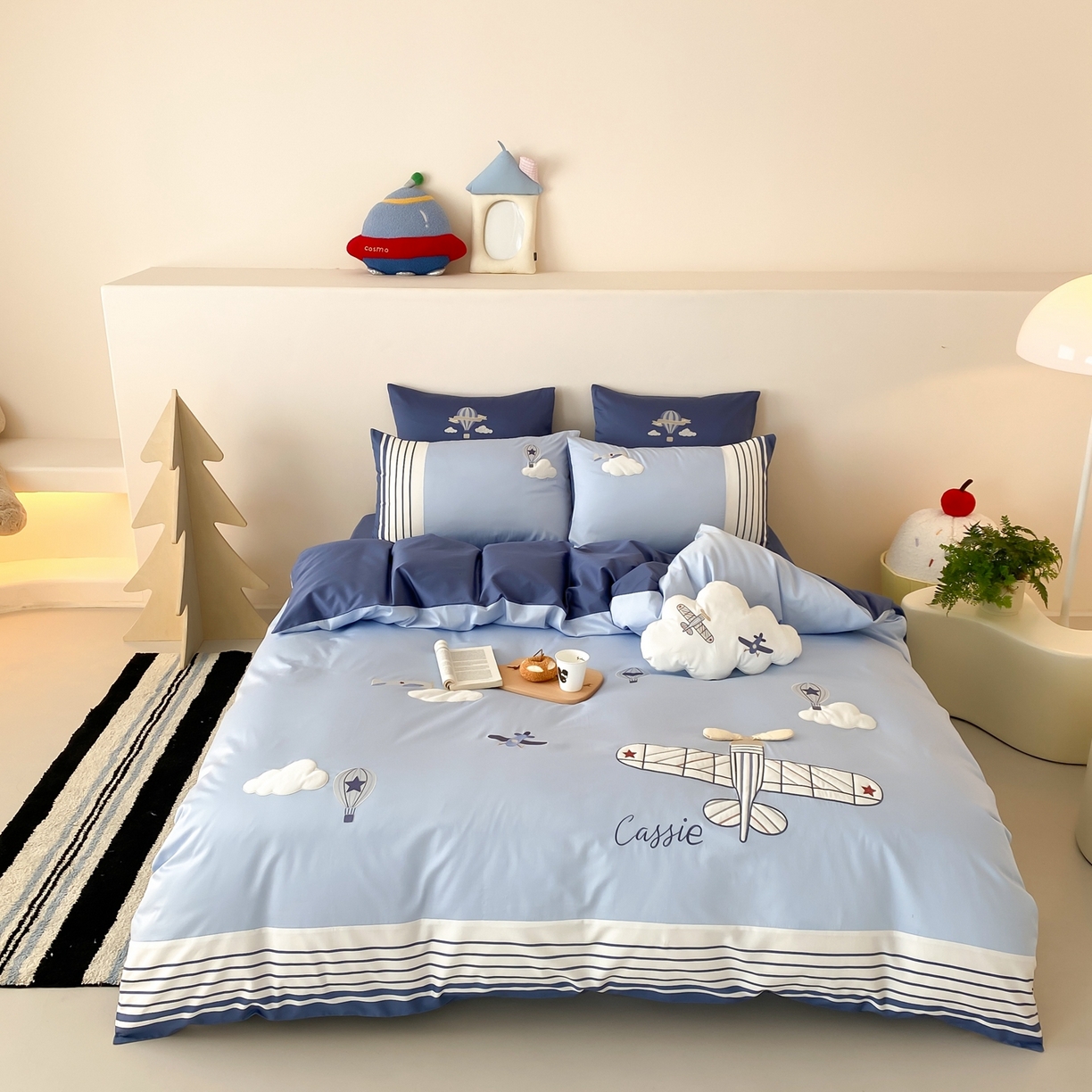 91家纺网 家纺一手货源 找家纺 曼布缇 2025新款长绒棉纯棉贴布绣四件套-逐梦（送抱枕）（会员减20，券后338/368/388起） 逐梦-场景二